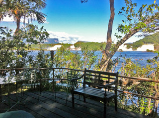 Campamento Waku Lodge, vista de la Laguna de Canaima desde el muelle