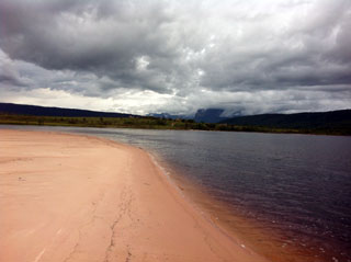 Playa de Mayupa en Canaima con su arena rosada!