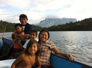 Canaima - beautiful Pemón family 